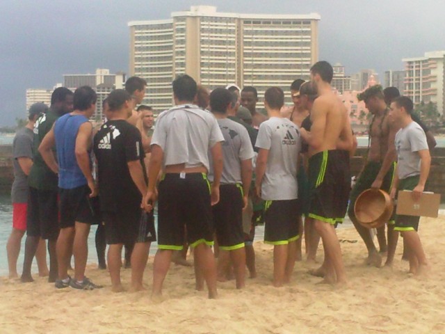 UH huddles up after Aaron Valdes is named the "King of the Beach" 2014 champion