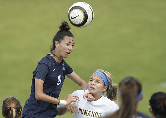 Hawaii recruit Sarah Lau of Kamehameha elevated against Punahou's Kaile Halvorsen in ILH play in January.