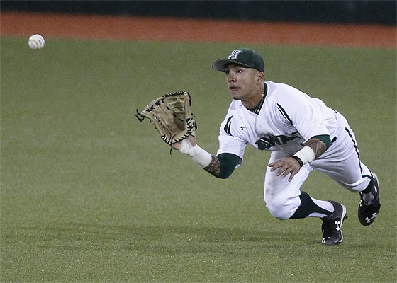 Kaeo Aliviado flashed the leather in addition to hitting his fourth home run of the season on Thursday against Oklahoma. Photo by Jamm Aquino/Star-Advertiser