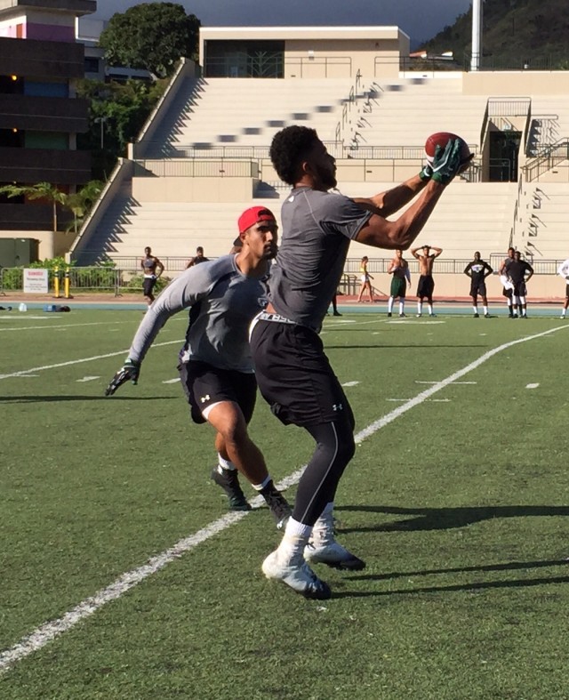 Wideout Ammon Barker with the catch …