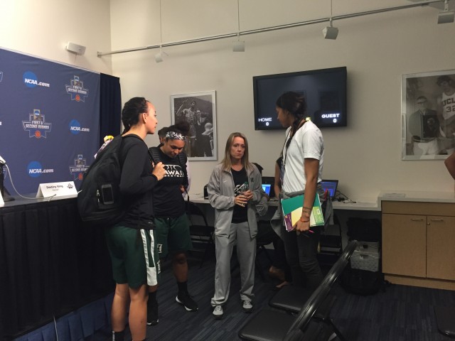 The UH contingent chats with Candace Parker.