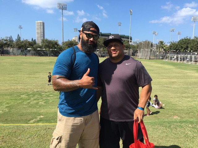 Former UH center Samson Satele and running back Nate Ilaoa