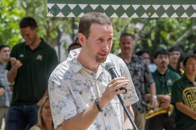 Hawaii coach Eran Ganot, seen here after the 2015-16 season, had something else to smile about today. (Photo by Craig T. Kojima / Star-Advertiser)