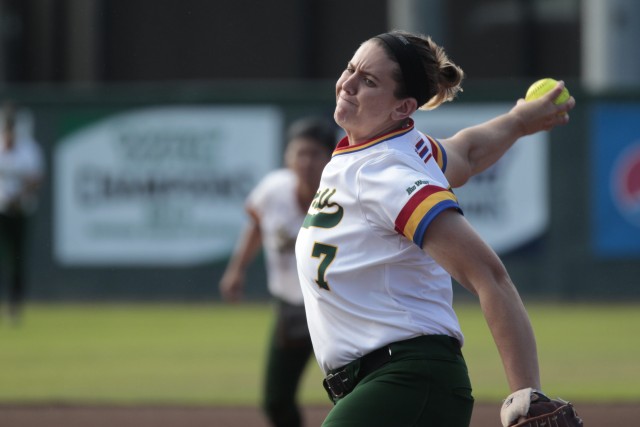 Rainbow Wahine junior Brittany Hitchcock went 13-15 with a 2.18 earned-run average last season. She struck out 103 and walked just 15 in 177 innings. Photo by Jamm Aquino/Star-Advertiser.