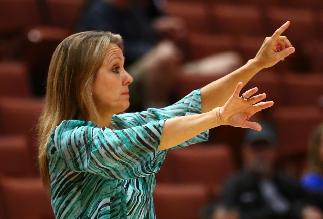 Rainbow Wahine coach Laura Beeman leads the UH women's basketball team into the Rainbow Wahine Showdown starting Friday at the Stan Sheriff Center. Darrell Miho/Special to the Honolulu Star-Advertiser